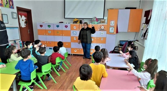 Kütahyada anaokulunda kozalak boyama etkinliği