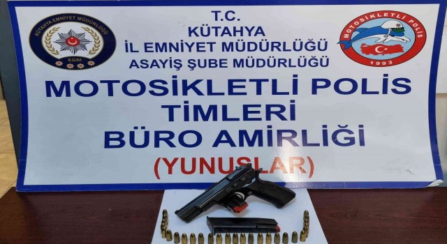 Kütahyada bir araçta ruhsatsız tabanca ele geçirildi