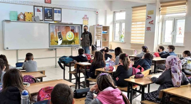 Kütahyada öğrencilere ağaç dikmenin önemi anlatılıyor