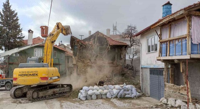 Kütahyada yıkılmaya ve çökmeye meyilli 285 yapı ortadan kaldırıldı