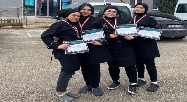 Kütahyalı öğrenciler yemek yarışmasında gümüş madalya aldı