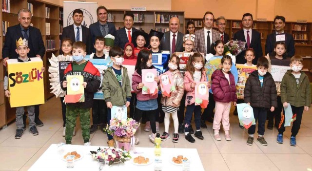 Kütüphanede coşkulu kutlama