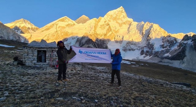 Lokman Hekim Van Hastanesinin flaması Everest Tepesinde