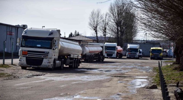 Lvivde vurulan yakıt deposu boşaltılıyor