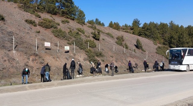 Magandalar kirletti, gönüllü üniversite öğrencileri temizledi