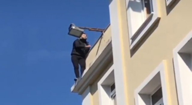 Mağdur mahalle sakini Bornova Belediyesi binasında intihara kalkıştı