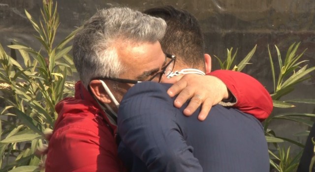 Mahranın ölüm haberini alan babayı yakınları teselli etti