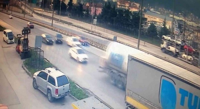 Makas atarken, park halindeki tıra böyle girdi