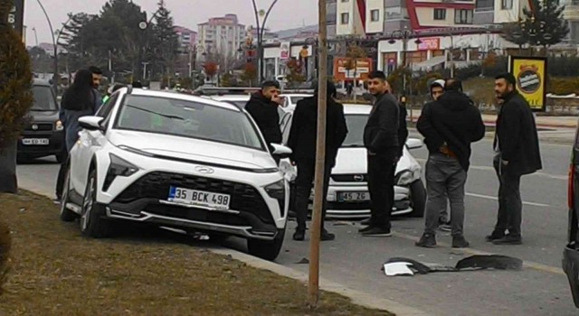 Malatyada iki otomobil çarpıştı: 1 yaralı
