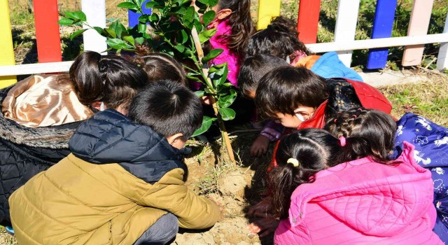 Manavgatta 120 çocuk fidan dikti