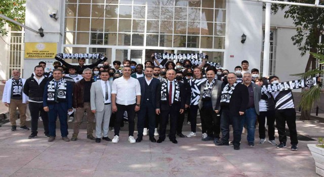 Manisa FKlı futbolcular Şehzadeler Gediz Anadolu Lisesi öğrencileriyle buluştu