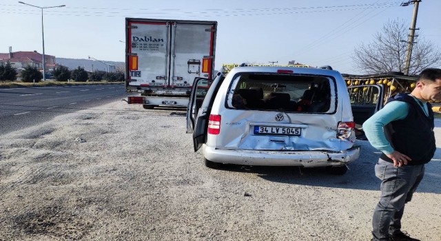 Manisada tır ile ticari araç çarpıştı: 7 yaralı