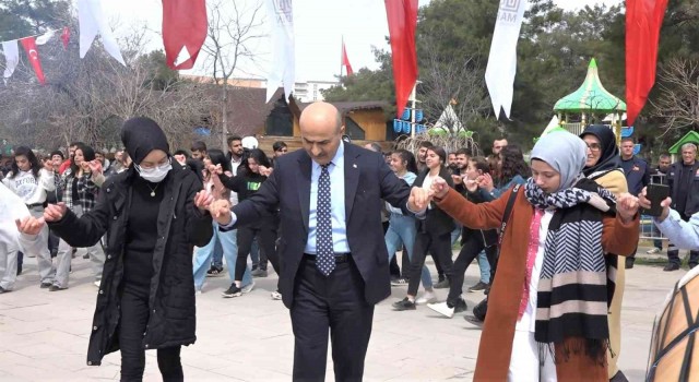Mardin Valisi Demirtaş, Nevruzda vatandaşlarla halay çekti