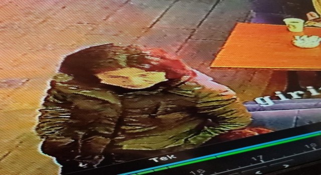 Masanın üzerinde unutulan cüzdanın çalınma anı kamerada