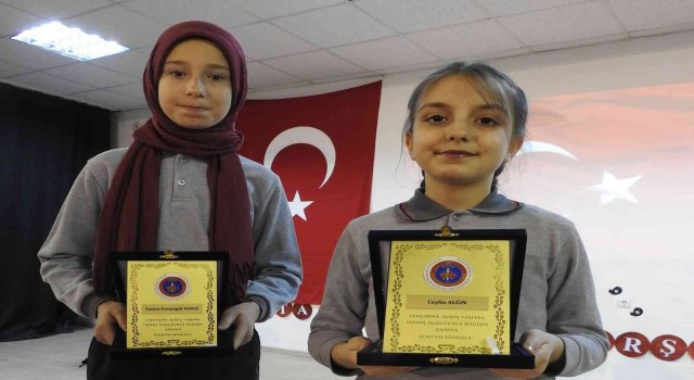 Mehmet Akifi örnek alan öğrencilere jandarmadan şilt