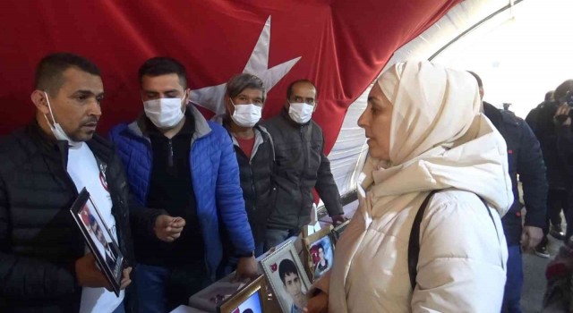 Mehmet Özhasekinin eşi, evlat nöbetindeki ailelerle bir araya geldi