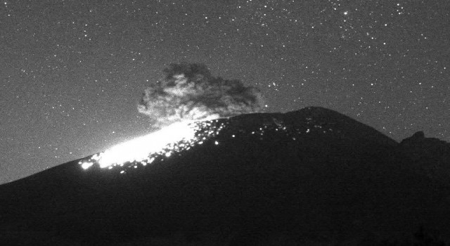 Meksikadaki Popocatepetl Yanardağında patlama