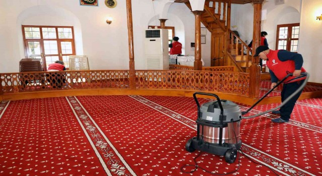 Menteşede Camilere Ramazan temizliği