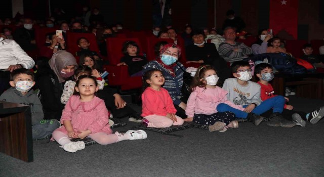 Merkezefendi Belediyesi Kent Tiyatrosunun sergilediği oyuna miniklerden yoğun ilgi