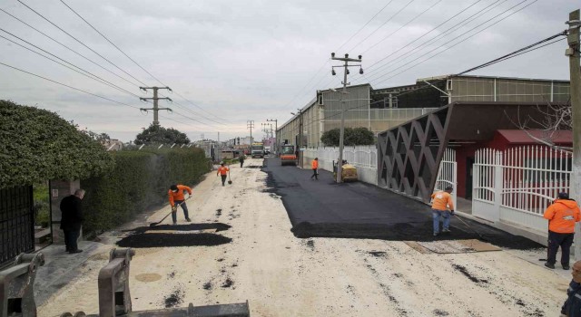 Mersin Büyükşehir Belediyesinin yol yapım çalışmaları sürüyor