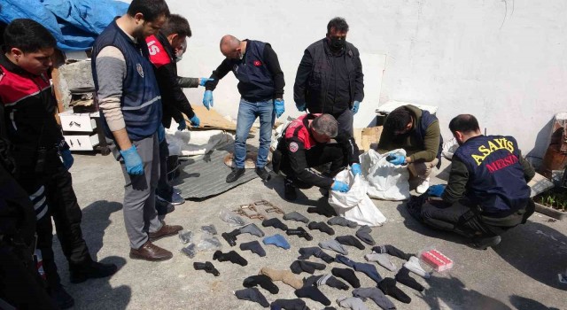 Mersinde bir evde çoraplara sarılı 40 silah ele geçirildi