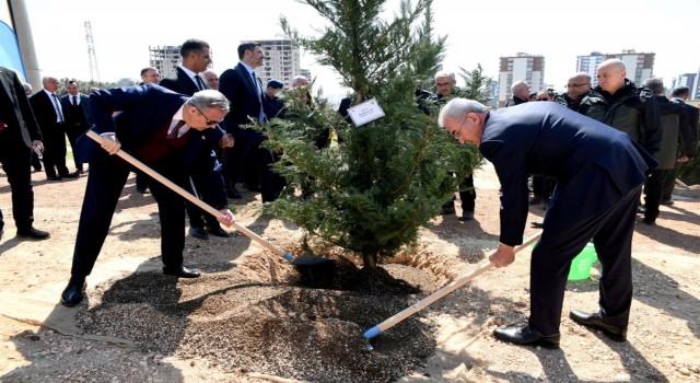 Mersinde fidanlar toprakla buluştu