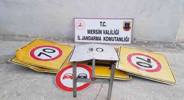 Mersinde trafik uyarı levhalarını çalan şüpheli gözaltına alındı