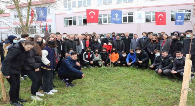 Meyve fidanları toprakla buluşuyor