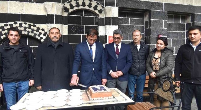 MHP Diyarbakır İl Teşkilatı, Ziya Gökalpın doğum gününü pasta keserek kutladı