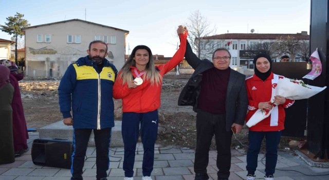 Milli boksörlere davullu zurnalı karşılama