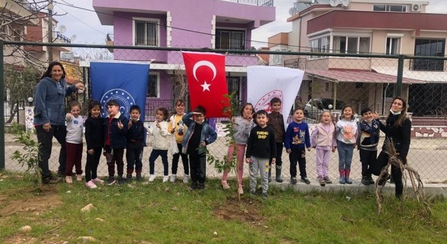 Minik eller, fidanları toprakla buluşturdu