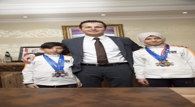 Minik snowboardculardan kaymakama ziyaret