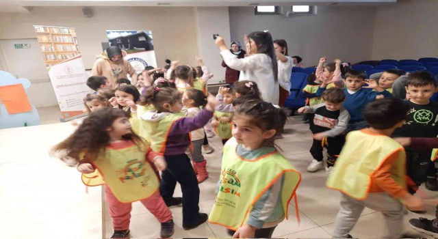 Minikler kütüphanede eğlenceli vakit geçirdi
