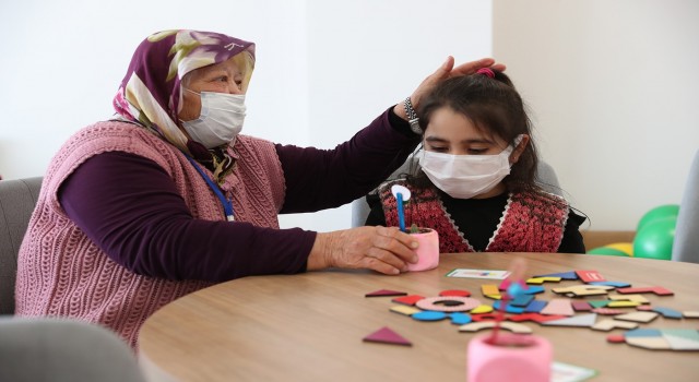 Miniklerden Yaşlılara Saygı Haftasında anlamlı ziyaret