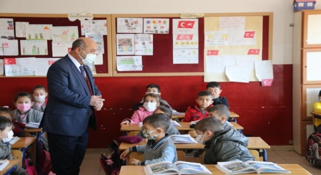 Müdür Başyiğit, öğrencilere bol bol fidan dikmelerini tavsiye etti
