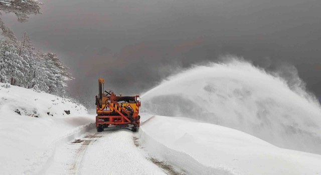 Muğlanın bilinmeyen Sibiryası, uzun süren kar küreme çalışmaları sonrası ulaşıma açıldı