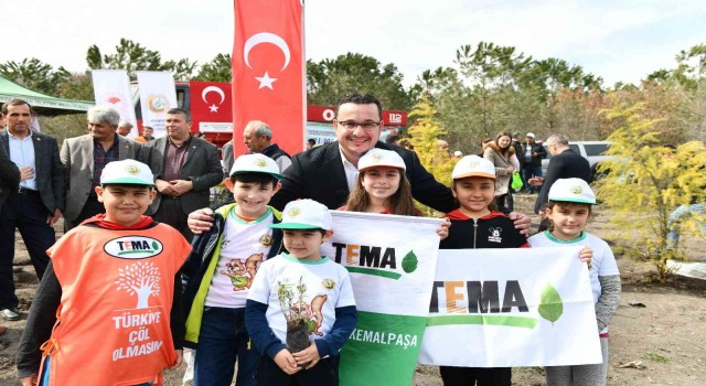 Mustafakemalpaşada miniklerden 15 bin fidan