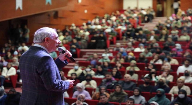 Nurullah Genç ile Başarı Bedel İster konferansı yapıldı