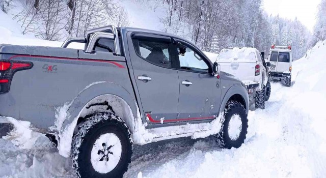 Offroad tutkunları 1,5 metre karda safari yaptı