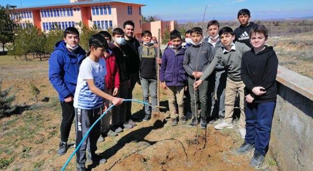 Öğrenciler okullarının bahçesini ağaçlandırdı