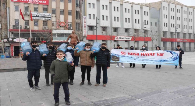 Öğrenciler suyun önemine dikkat çekmek için bakın ne yaptılar