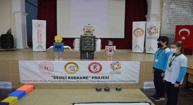 Öğrenciler yaptıkları robotları tanıttı