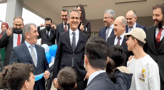 Öğrencilerden Bakan Özeri gülümseten istek: “Müzikten bırakıyorlar, sınıfta kalma olmasın