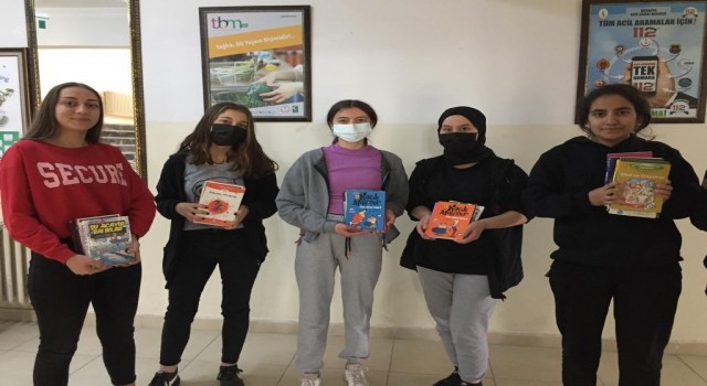 Öğrencilerden kitap toplama kampanyası