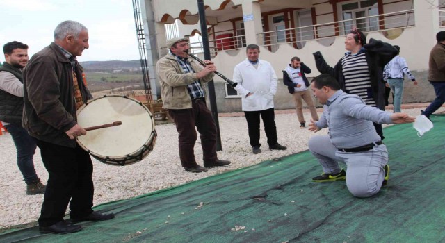 Okuma yazma öğrenen down sendromlu Mustafaya davullu klarnetli kutlama