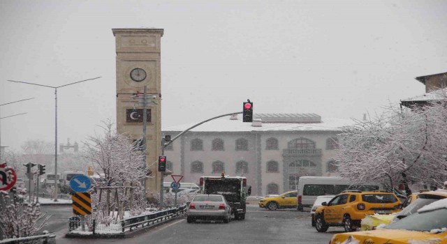 Oltuda martta yağan kar besicileri zorluyor