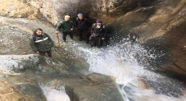 Oltulu doğa severler Gümüş Deresinde yürüdü