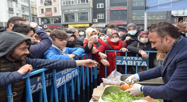Orduda 2 ton hamsi, vatandaşlara ikram edildi