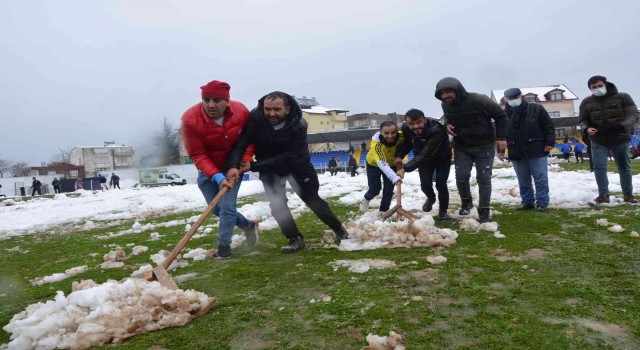 Orduda sahaya inen taraftarlar kar temizliği yaptı