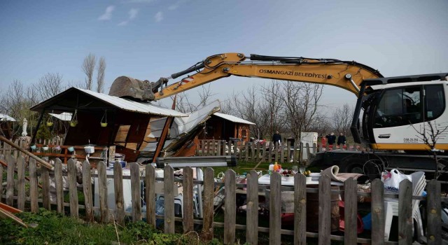 Osmangazide kaçak hobi evi yıkımları sürüyor